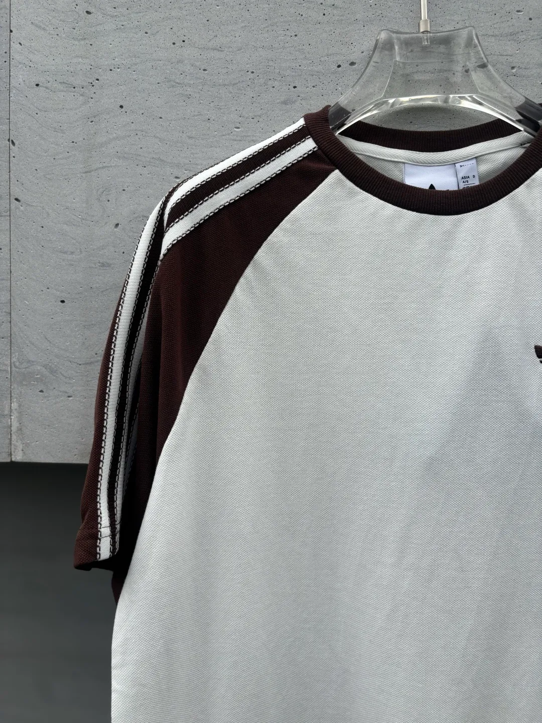 𝟬𝟱𝟬𝟰𝟯# Exclusive real shot/difference between various stolen pictures and online picture versions on the market [𝗔𝗗𝗜𝗗𝗔𝗦 Adidas Clover Classic Raglan Round Neck Couple Style Short Sleeves]👭Who knows! I was very impressed by these two pieces from Adidas ✨Classic raglan sleeves + three stripes on the side, directly welding the 𝟵𝟬𝘀American Retro on the body. ✅Full set of 1:1 customized accessories ➕Customized three-label ➕𝗬𝘂𝗮𝗻 version hang tag ➕𝗹𝗼𝗴𝗼 packaging bag 🔥 ➕Scan the QR code of the tag to enter the official website. ✅The top Original version, ins Xiaohongshu, Kuaishou, and many bloggers wear it. ▫️[Comfortable fabric] Selected pique fabric, skin-friendly and breathable, the upper body is soft and not sweaty, and there is no burden for daily wear ▫️[Versatile is not optional] Light Blue/Khaki are available in two colors. The raglan sleeves hide the flesh and make you look slimmer. You don’t have to choose your body shape or the outfit. It looks good when worn alone. It’s a couple style with eyes closed. ▫️[Full of details] Neat routing, fine workmanship, and clover-leaf prairie texture. It can be worn for daily commuting, going out on the street, and doing sports. ✅The soft and glutinous front-shoulder version hides the flesh to make you look slimmer without picking up your figure. The small label on the chest is low-key and textured/super feeling. I really want every piece𝗮𝗹𝗹𝗶𝗻! Size: 𝗦～𝗫𝗫𝗟 Color: Khaki color